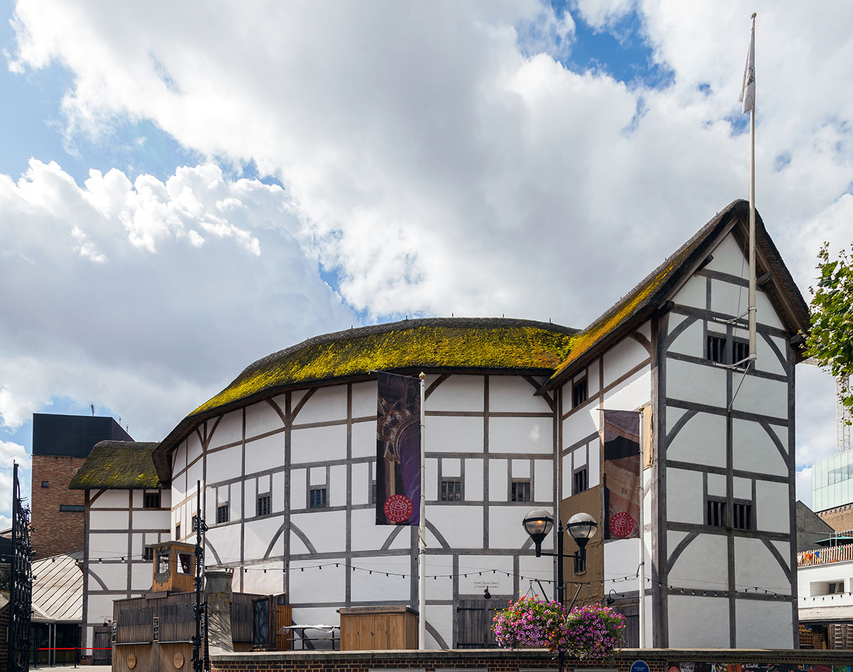 the exterior of the globe theatre