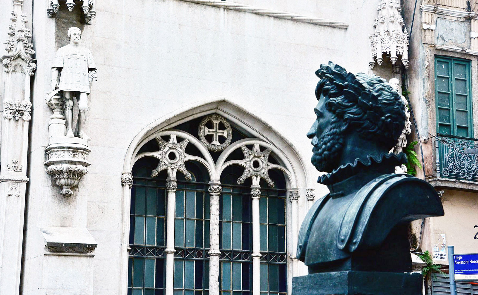 bust and statue of luis de camoes at the royal portuguese reading room