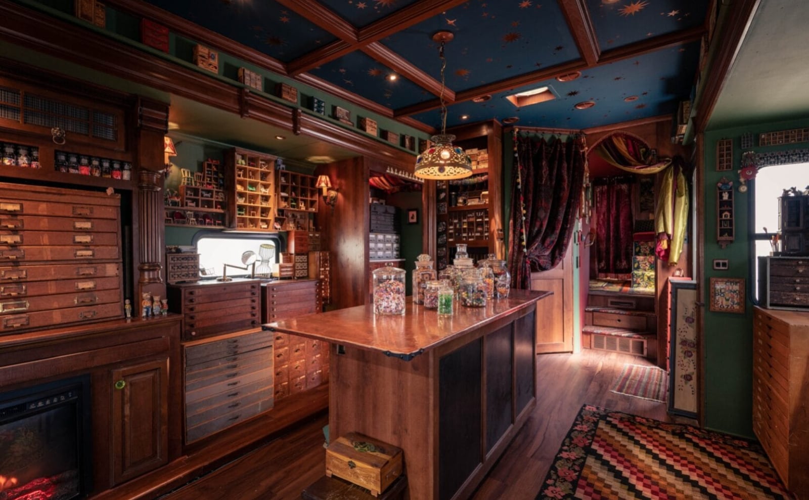 Traveling Museum, Charlotte B's Bday, Artsy Toast, Coachella Design & More: Endnotes 17 April