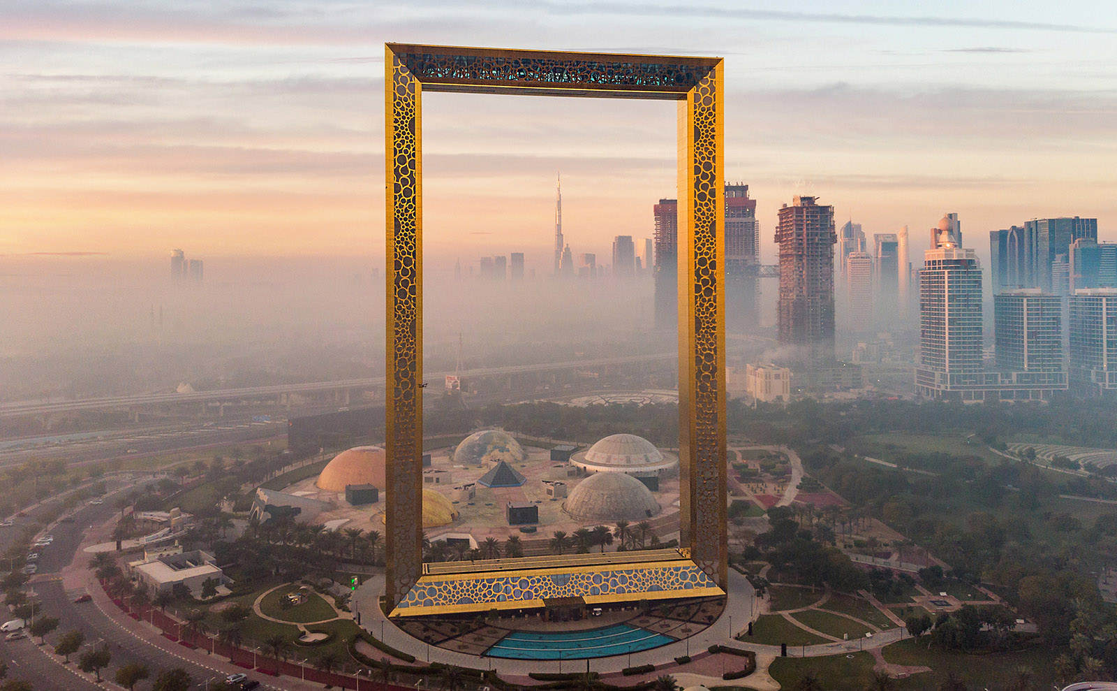 Dubai Frame, Witches in Art, Macedonian Poetry, Sicilian Pottery & More: Endnotes 07 October