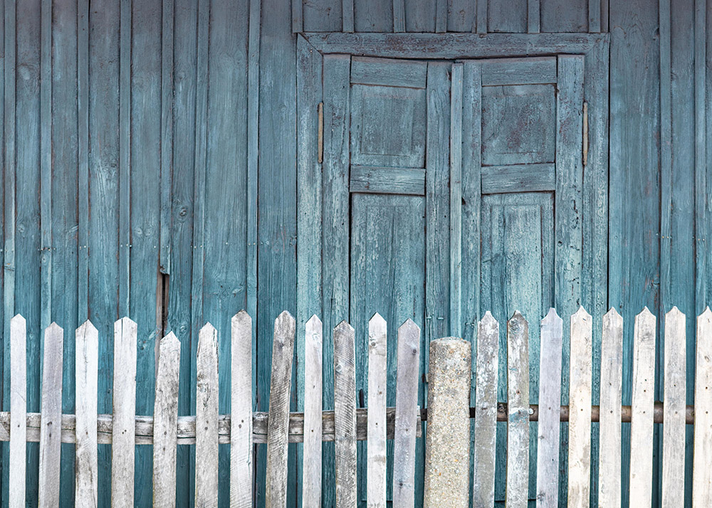 a white picket fence in alabama