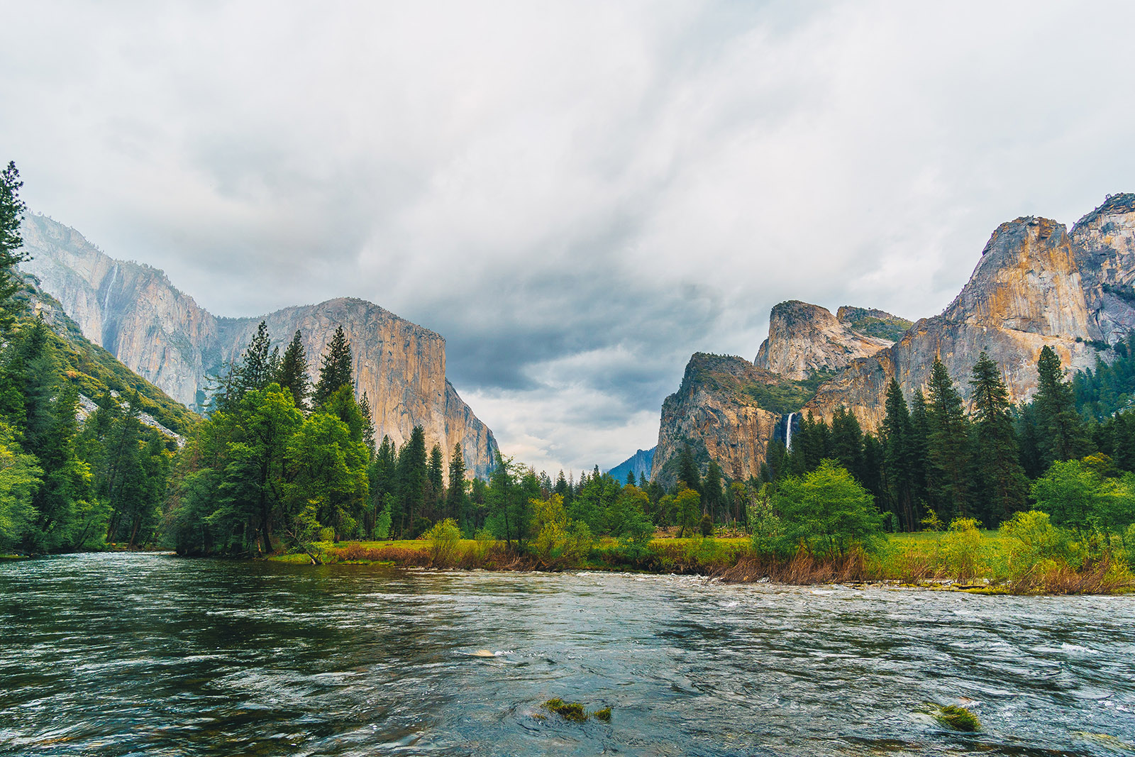 water and mountains in yosemite national park