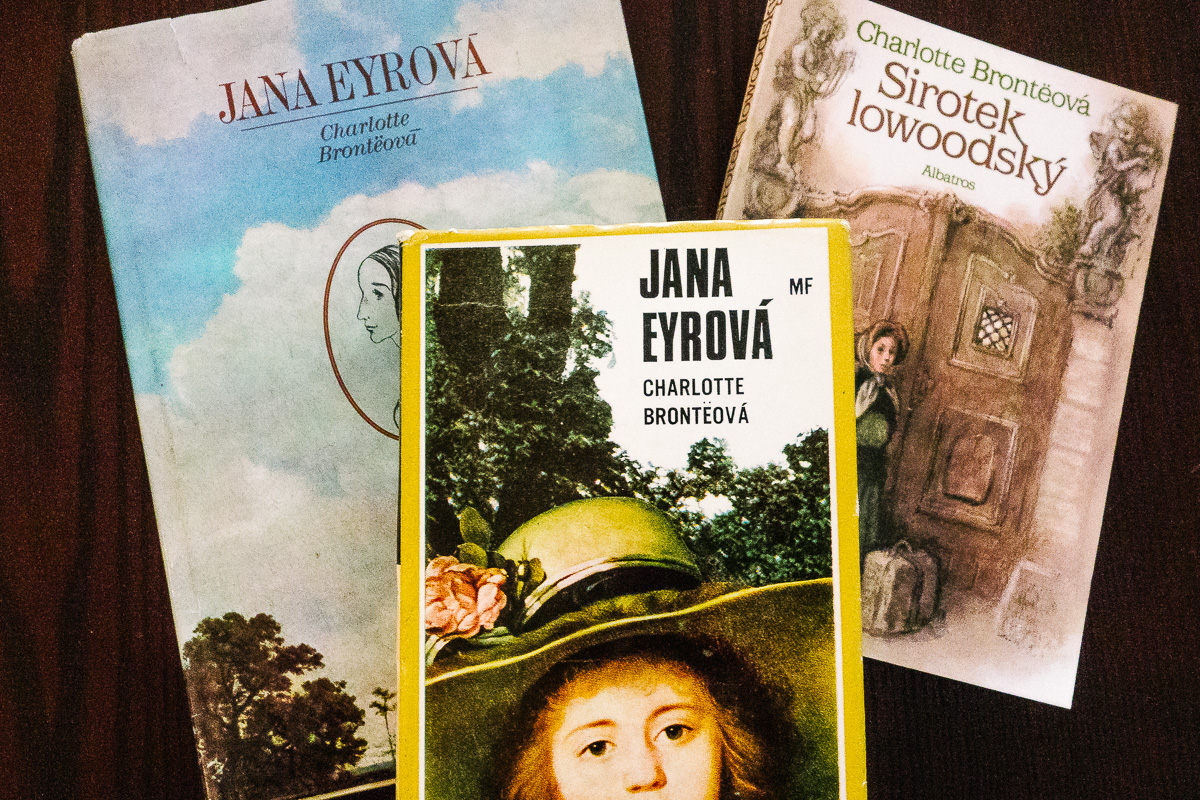 three copies of the book Jane Eyre in Czech on a table